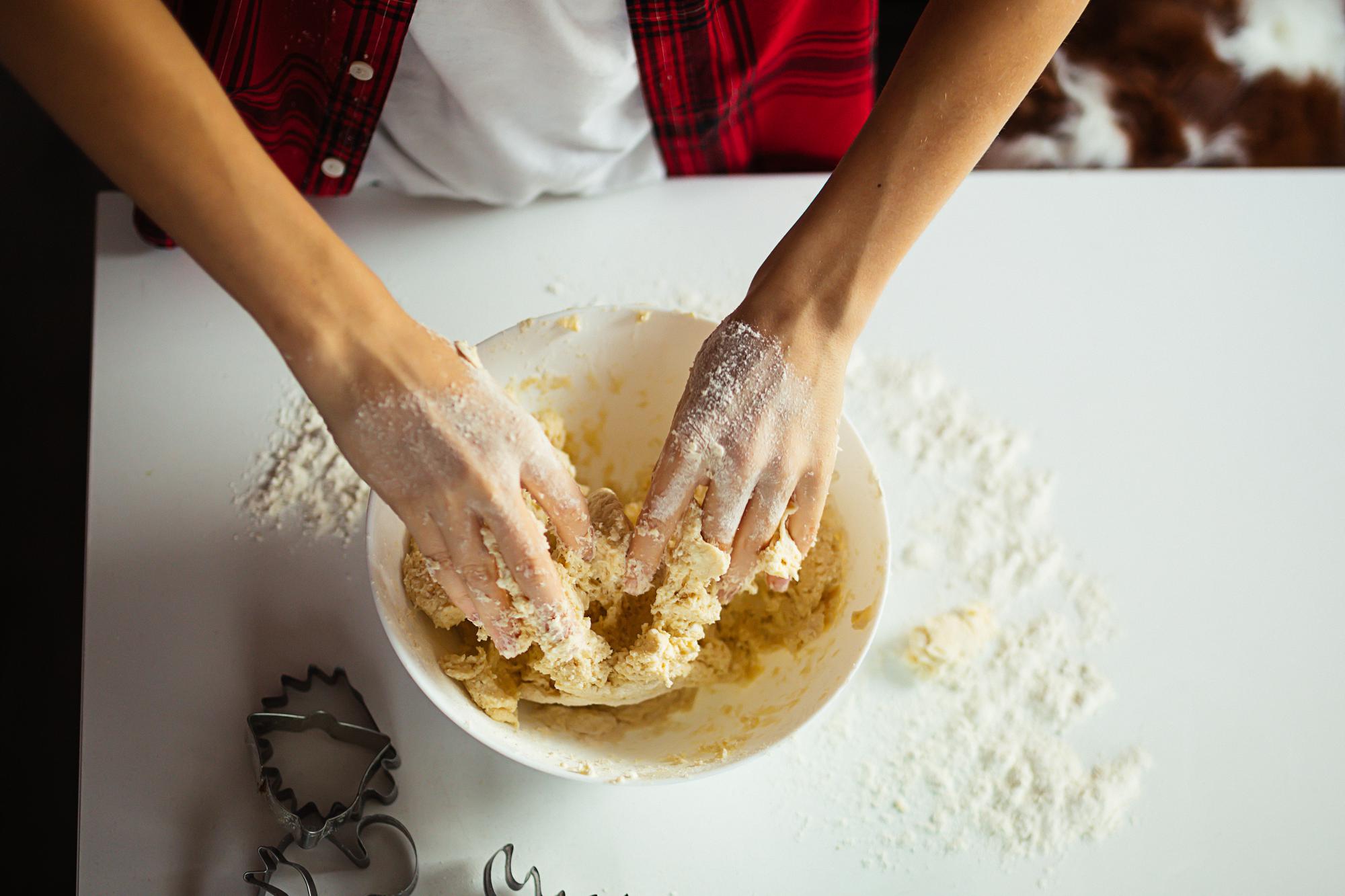 Manos preparando masa artesanal